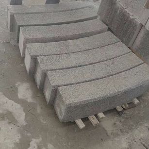 遂宁芝麻白弧形路牙石