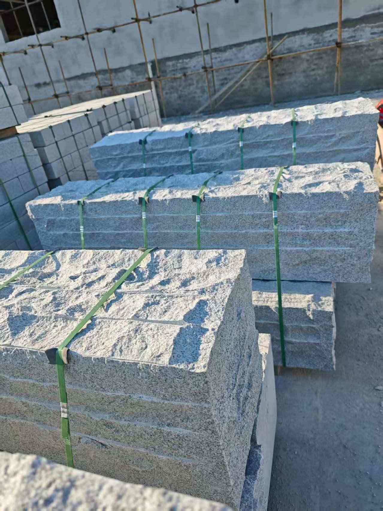 遂宁芝麻白自然面整石 坐凳